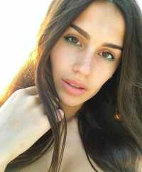 Benzersiz kendi yeri olan hanım Kerime