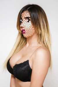 Çekici kendi yeri olan kadın Nurdan