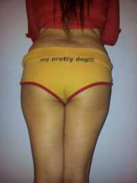 Kıvrak genç bayan Nahide