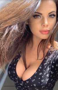 Konya Meram Escort Bayanları: Bal Köpüğü Saçları, İnce Bedeni ve Çekici Stiliyle 50 Kg ve