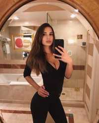 Neşeli beyaz tenli eskort Cihan