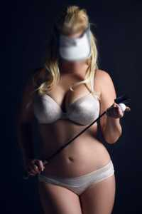 Neşeli öpüşmeyi seven kadın Hediye