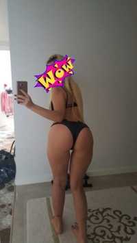 Neşeli sakso çeken bayan Nurçin